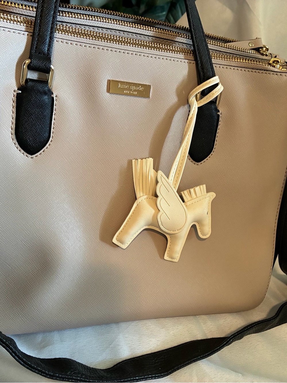 Kate Spade Beige and Black Leather Shoulder Bag with Pegasus Charm - Picture 4 of 4